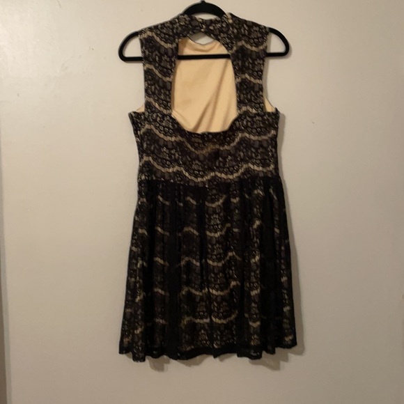 Size 8-10 no tags black lace overlay - Picture 4 of 4